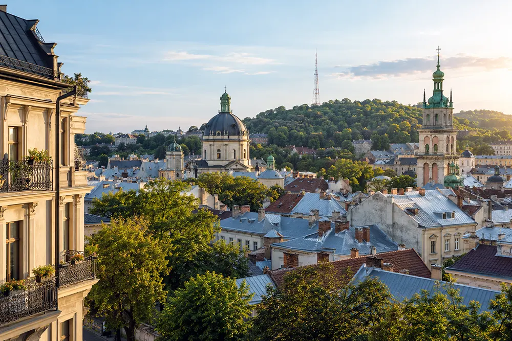Панорама Львова з історичною забудовою, храмами та зеленими пагорбами